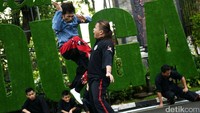 Aksi Cecep Arif Rahman melumpuhkan lawannya jelang Festival Seni Bela Diri Dunia Show Performance Martial Art 2016. Pool/Tri Ispranoto/detikFoto.
