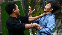 Cecep Arif Rahman (kanan) unjuk kebolehan sebelum beraksi di Festival Seni Bela Diri Dunia Show Performance Martial Art 2016. Pool/Tri Ispranoto/detikFoto.