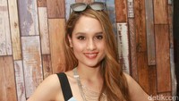 Cinta selalu menjaga pola makan dengan baik sehingga tubuhnya selalu ramping.