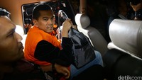 Sanusi memasuki mobil KPK.