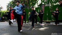 Cecep Arif Rahman dan sejumlah pendekar memamerkan jurus-jurusnya sebelum beraksi di Festival Seni Bela Diri Dunia Show Performance Martial Art 2016. Pool/Tri Ispranoto/detikFoto.
