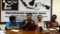Syamsudin Alimsyah (Komite Pemantau Legislatif), Rayhan Dudayev (Indonesia Center for Environment Law), Parid Ridwan Uddin, Wahyu Nandang Herawan (YLBHI), Riza Damanik (KNTI), Muhammad Isnur (LBH Jakarta), Moestadim Dahlan (Walhi) memberikan keterangan pers di LBH Jakarta, Sabtu (2/4/2016).