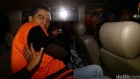 Sanusi memasuki mobil yang akan membawanya ke Rutan Polres Jakarta Selatan.