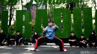 Cecep Arif Rahman memamerkan jurus-jurusnya. Pool/Tri Ispranoto/detikFoto.
