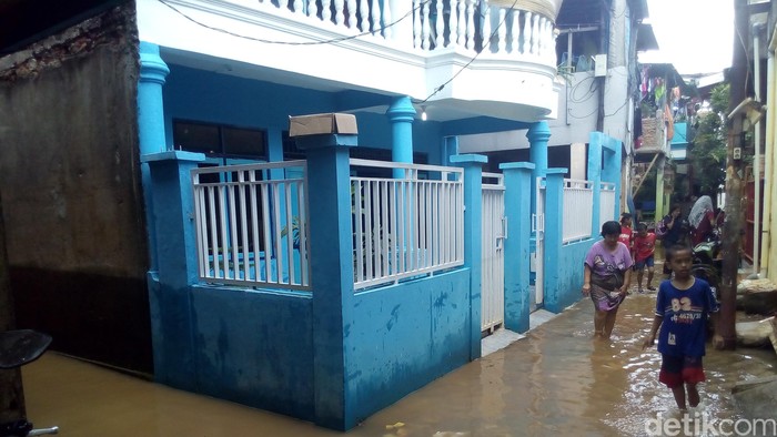 Banjir Kiriman di Bidara Cina Mulai Surut, Warga Mulai Beraktivitas