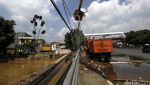 Satgas Bersihkan Sampah di Jembatan Kampung Melayu