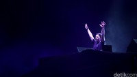 I need ur help. Put your light up in the air so I can see the beautiful of Indonesia, pinta Hardwell. (Asep Syaifullah/detikHOT)