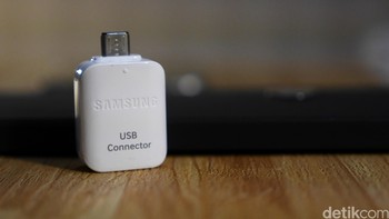 Samsung memberikan adaptor OTG, yang bisa dipakai untuk memindahkan data-data dari ponsel lama. Foto: detikINET - Anggoro Suryo Jati