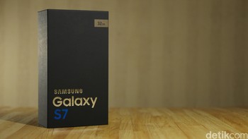 Boks penjualan Galaxy S7 terlihat mewah dengan warna dasar hitam, dengan tulisan Samsung Galaxy berwarna perak. Foto: detikINET - Anggoro Suryo Jati