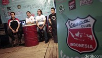 Perwakilan Gates Unitta Asia Jimmy Paul Rumagit, Ketua Vespa Club Indonesia Frannata Suryanto, Wakil Presiden Vespa Club Indonesia Erixon Sirait , DC Shoes Marketing Yusar Odang saat menggelar acara peresmian Vespa Club Indonesia (VCI) di Carburator Springs Cafe, Jakarta Selatan, Sabtu (2/4/2016) malam.