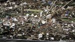 Satgas Bersihkan Sampah di Jembatan Kampung Melayu