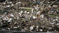 Tumpukan sampah yang memenuhi Kali Ciliwung itu seluas 50 meter persegi. Bahkan orang bisa berjalan di atas tumpukan sampah tersebut tanpa takut tercebur.