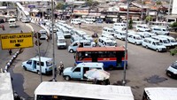 Selain bersaing dengan transportasi daring, metromini sejak dahulu juga bersaing dengan transportasi konvensional lainnya. Foto: Rachman Haryanto