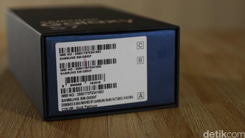 Sementara pada bagian bawah boks ada bermacam nomor seri dari ponsel, termasuk nomor IMEI. Foto: detikINET - Anggoro Suryo Jati