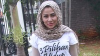 Film 3 Pilihan Hidup yang dibintangi Cinta menghadirkan kisah hidup komedian Tessy atas kasus narkoba yang menimpanya.   