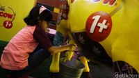 Nestle Dancow 1+ juga memeberikan permainan edukatif yang merangsang tubuh kembang anak.