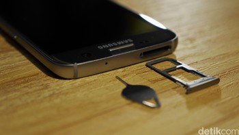 Prosesor Exynos 8890-nya punya delapan inti, yang terbagi menjadi dua, 2,3 GHz + 1,6 Ghz. Sementara RAM-nya 4 GB dengan storage 32 GB. Foto: detikINET - Anggoro Suryo Jati