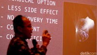 Direktur Gamma Knife Center Indonesia (GKCI), Dr Lutfi Hendriansyah, memaparkan teknologi Gamma Knife saat acara silaturahmi dengan keluarga pasien di Jakarta, Sabtu (3/4/2016) malam.