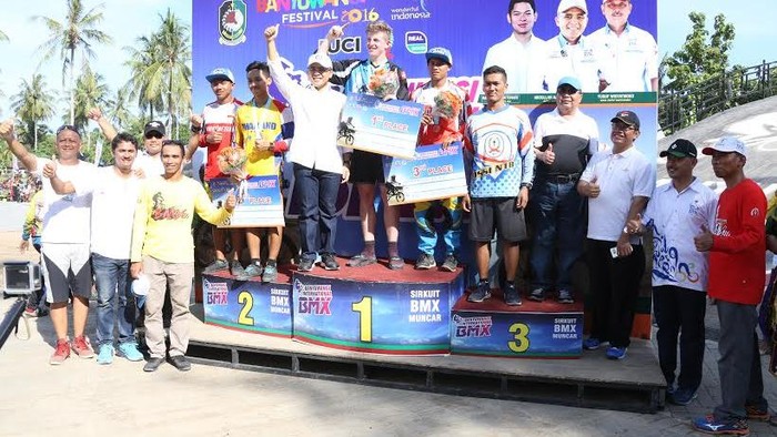 Elga dan Therkelsen Jawara Banyuwangi Internasional BMX 2016