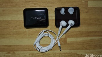 Earphone pada paket penjualan berwarna putih, bertipe in-ear, dan tersedia juga karet earphone cadangan. Foto: detikINET - Anggoro Suryo Jati