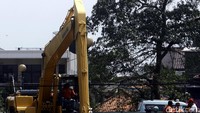 Puluhan petugas mulai dari Sudin Kebersihan Jakarta Timur, Sudin Kebersihan Jakarta Selatan hingga Dinas Kebersihan DKI turun ke lokasi. 