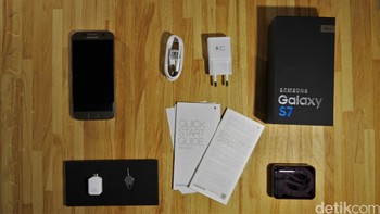 Aksesoris tersebut terdiri dari quick charger, adaptor OTG, earphone, pembuka slot SIM card dan berbagai kertas dokumen seperti garansi dan lainnya. Foto: detikINET - Anggoro Suryo Jati