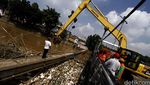 Satgas Bersihkan Sampah di Jembatan Kampung Melayu