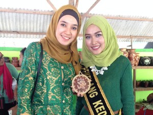 Eksplor Lombok, Dhini Aminarti & Peserta Sunsilk Hijab Hunt Kunjungi Desa Sade