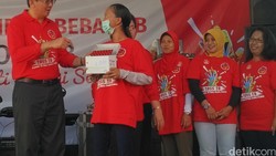 Menkes Nila Moeloek dan Gubernur DKI Jakarta Basuki Tjahja Purnama memperingati Hari Tuberkulosis Sedunia di Rumah Susun Marunda, Jakarta Utara.