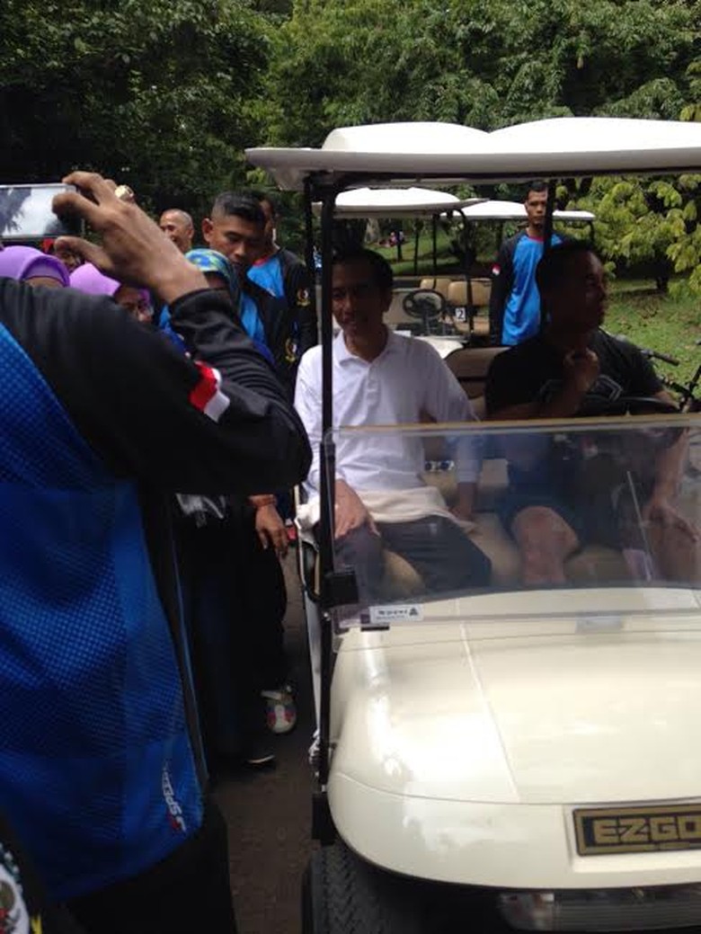 Saat Jokowi Jadi Rebutan untuk Foto Bareng Pengunjung Kebun Raya Bogor Saat Jokowi Jadi Rebutan untuk Foto Bareng Pengunjung Kebun Raya Bogor