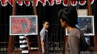 Pengunjung Car Free day sedang melihat foto industri batik, Minggu (03/04/2016). Istimewa/Andi Ardiansyah Asdar.