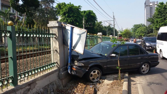 Tabrak Pembatas Jalan di Senayan, Mobil Sedan Ini Ringsek