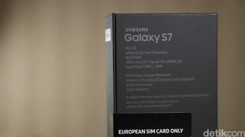 Pada bagian belakang terdapat spesifikasi lengkap dari ponsel yang menggunakan prosesor Snapdragon 8890 ini. Foto: detikINET - Anggoro Suryo Jati