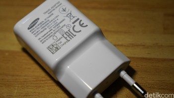 Quick charger yang disertakan Samsung bisa mengeluarkan daya dari 2 ampere pada 5 volt, sampai dengan 1,67 ampere pada 9 volt. Foto: detikINET - Anggoro Suryo Jati