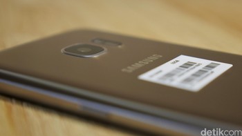 Galaxy S7 langsung terlihat begitu boks dibuka. Foto: detikINET - Anggoro Suryo Jati