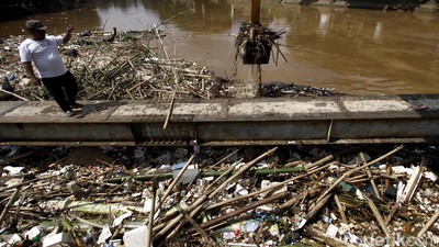 Satgas Bersihkan Sampah di Jembatan Kampung Melayu