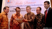Turut hadir dalam acara tersebut Chief Operations Officer dr Andry MM (tengah), Direktur Gamma Knife Center Indonesia (GKCI), Dr Lutfi Hendriansyah (kedua kanan), Chief Operations Officer & Medical Physics Spesialist Gamma Knife Center Indonesia, Sajeev Thomas (kanan), President Commissioner of Gamma Knife Center Indonesia Romeo F Lledo (kiri), Spesialis Radio Onklogi Gamma Knife Prof Susworo (kedua kiri), saat acara tersebut.