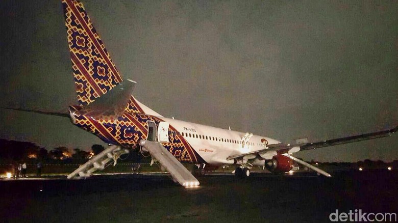 Pesawat Batik Air Dievakuasi, Landasan Bandara Halim Masih Ditutup Pesawat Batik Air Dievakuasi, Landasan Bandara Halim Masih Ditutup