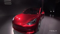 Seperti yang diketahui model Tesla X dan S yang dibawanya, masih menyentuh angka di atas Rp 2 miliar.  Foto: Tesla Motors
