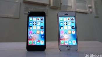 Pada 31 Maret 2016, Apple bikin kejutan dengan merilis iPhone SE dengan bentuk sama dengan iPhone 6. Tapi jeroannya serupa dengan iPhone 6S, ditujukan bagi mereka yang ingin iPhone lebih terjangkau. Foto: detikINET/afr
