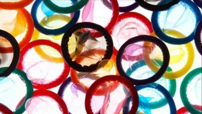 Kondom diyakini bisa mengurangi risiko penularan infeksi seksual (iStock) Kondom diyakini bisa mengurangi risiko penularan infeksi seksual (iStock)