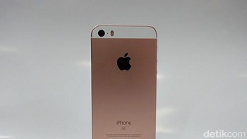 Ada dua varian iPhone SE yang disediakan oleh Apple berdasarkan besaran memori internalnya, yaitu 32 GB dan 128 GB. Untuk pilihan pertama, harganya USD 249 (Rp 3,5 juta) setelah mendapat potongan harga sebesar USD 100. Sedangkan versi 128 GB dibanderol senilai USD 299 (Rp 4,2 juta), atau turun USD 150 dari harga aslinya. Foto: detikINET/afr