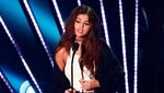 Selena Gomez Lebih Seksi dengan Jumpsuit atau Tank Top?