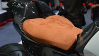 Motor menggunakan rangka steel pipe diamond frame dengan konstruksi truss. Tetapi sub-frame yang menopang jok dihilangkan. Sebagai gantinya Honda memasang dudukan jok seat cowl dari bagan serat karbon yang keren. Ist/Response.