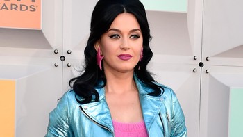 Katy Perry terang-terangan saat wawancara dengan GQ dan berkata Aku percaya astrologi. Aku percaya alien. Aku lihat ke bintang di atas dan aku berimajinasi kita pede banget mikir kalau kita saja yang hidup? Foto: Dok. Instagram/katyperry