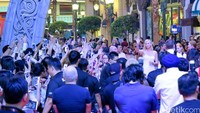 Charlize melambaikan tangannya pada fans di pemutaran perdana film The Huntsman: Winters War yang digelar di Universal Studios Singapura, Minggu (3/4/2016).