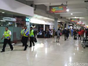 Keluarga Penumpang Batik Air Datangi Bandara Halim