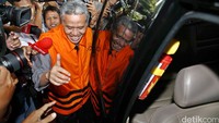 Ruslan Abdul Gani menjalani pemeriksaan dengan memakai rompi tahanan KPK.
