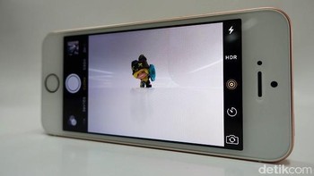 iPhone SE dilengkapi kamera belakang 12 megapixel yang dapat membuat Live Photo dan merekam video 4K.  Selain Touch ID, ponsel ini dilengkapi NFC untuk Apple Pay. Foto: detikINET/afr