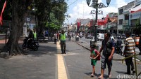 Kawasan sisi timur Malioboro yang dulu dipakai untuk parkir kendaraan bermotor saat ini tampak lebih lengang dan longar untuk para pejalan kaki terutama para wisatawan dan warga masyarakat yang hendak berbelanja di Malioboro.